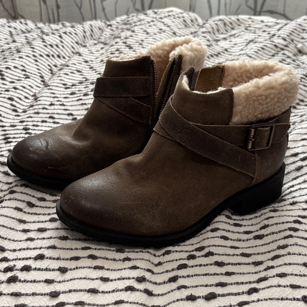 UGG Australia BENSON Buckle Sheepskin Ankle Boots, size 7 Chipmunk, Waterproof
